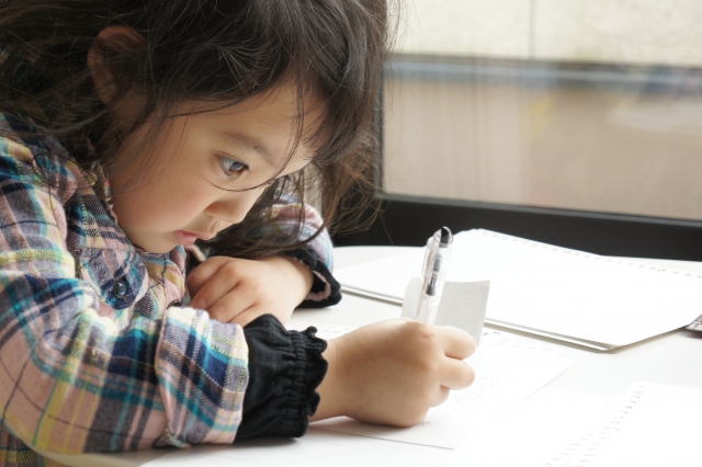 手紙を書く子どもの写真