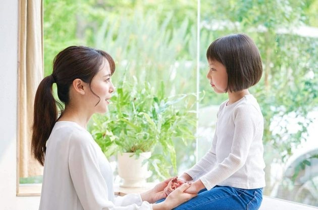 向き合う母と娘の画像